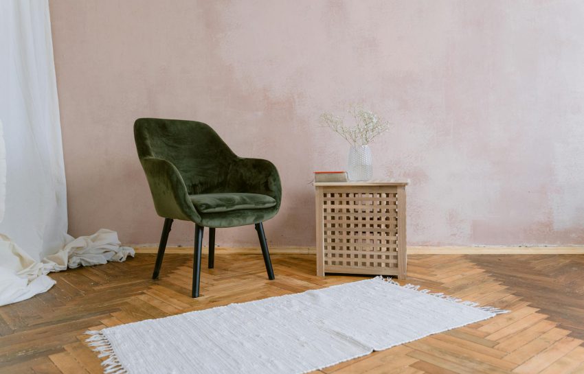 Oude stoel laten stralen met nieuwe bekleding
