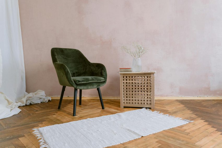 Oude stoel laten stralen met nieuwe bekleding